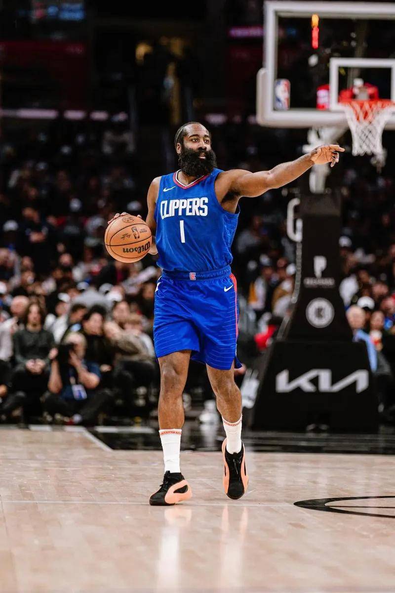 关于战术调整引发热议！，哈登在尤文图斯比赛中刷新纪录观众掌声雷动的信息