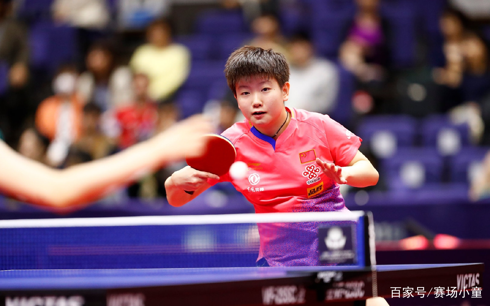 乒乓球淘汰赛上演强强对话，徽州霹雳队淘汰对手江汉天虎队，战术调整见效；团队防守值得称道的简单介绍